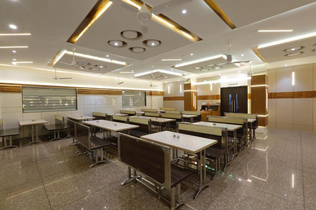 Hotel Decent Unjha 외부 사진